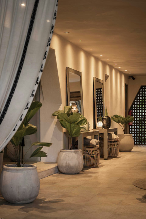 LOUNGE AREAS - Elegant hallway lounge area.