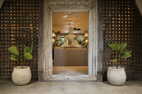 LOUNGE AREAS - Serene lobby centerpiece.
