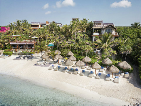 PRIVATE BEACH & BAY - Beach setup from above