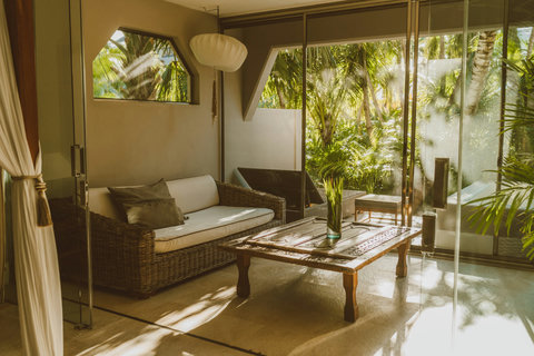 SUPERIOR DOUBLE DELUXE SUITES - Airy seating area near garden.
