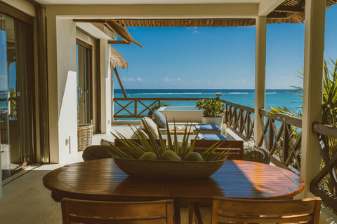 SUITE - Outdoor dining area facing the ocean.