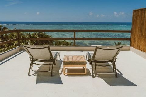 NEFERTITI HONEYMOON SUITE - Sun loungers overlooking the sea.