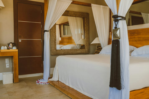 NEFERTITI HONEYMOON SUITE - Plush king bed with canopy.