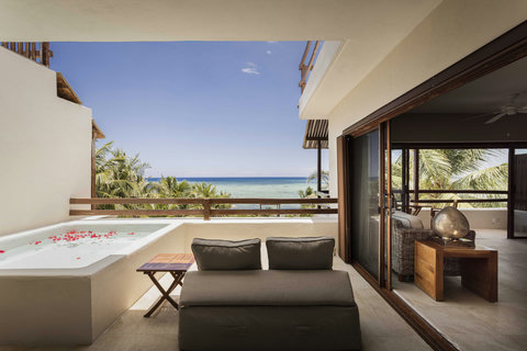 TWIN CROWNS ROYAL SUITE - Oceanfront terrace soak with gentle sea breeze
