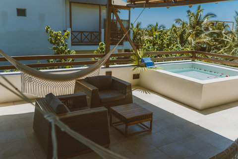 TWIN CROWNS ROYAL SUITE - Sunlit terrace retreat with private plunge pool