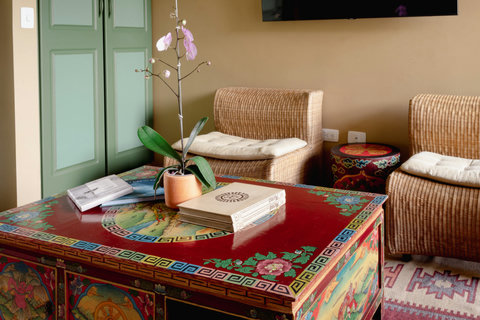 Living room - Step into your own serene sanctuary, where vibrant colors and soft textures invite you to unwind. Bask in the gentle glow of natural light highlighting the exquisite decor and cozy furnishings, promising a stay that's both inspiring and reju