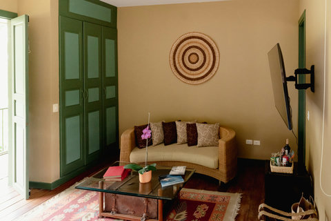 Living room - Step into tranquility with this cozy retreat, where warm lighting and rustic decor invite you to unwind. Enjoy the comfort of plush seating, a curated collection of books, and vibrant accents that add a touch of charm. Ideal for relaxing esc