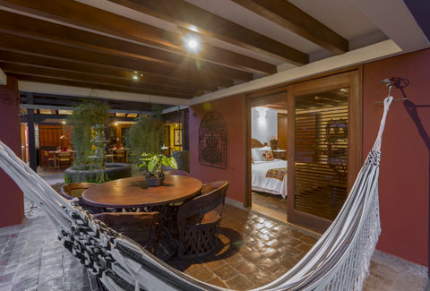 Living room - 🌿✨ Escape to a haven of relaxation and warmth! With soft lighting, cozy nooks, and a charming hammock, this stunning retreat invites you to unwind and savor each moment. Perfect for intimate dinners or peaceful nights under the stars, your t