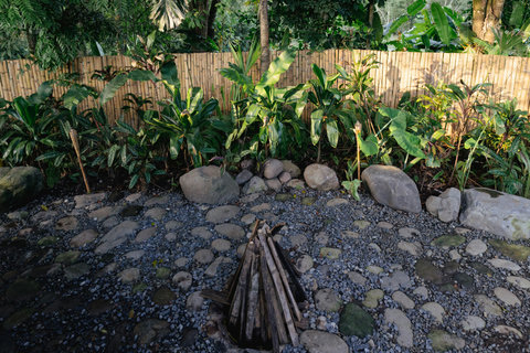 campfire - 🌿🌞 Dive into tranquility with our lush outdoor sanctuary, where morning sunbeams dance over the bamboo garden. Unwind by the rustic fire pit, surrounded by nature’s embrace. 🌿✨