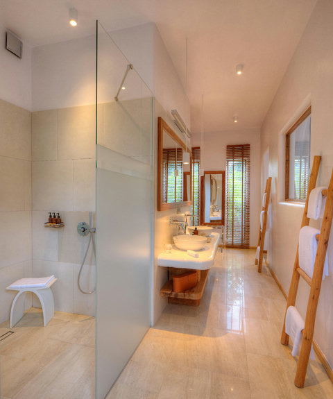 Here, the bath becomes part of the morning, open, airy, and wrapped in the kind of quiet that invites you to linger.