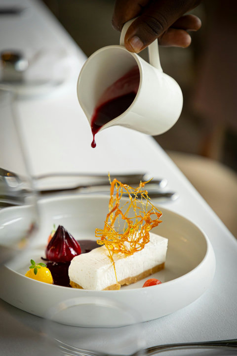 Lunch lingers into dessert as rich berry notes fall slowly, turning the table into a small private ritual.