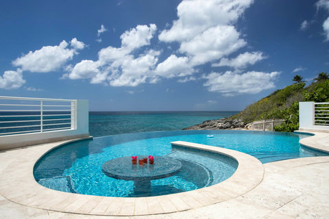 Pool with in-pool seating