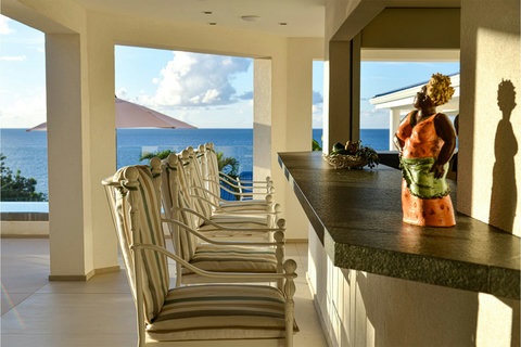 Kitchen with seating