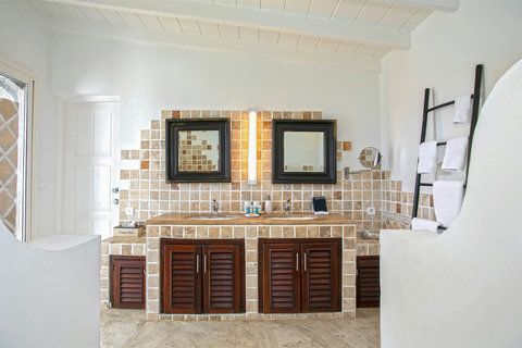 Howlite Bathroom