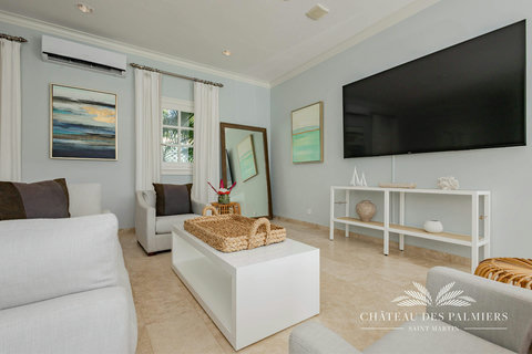 Garden Villa: Living Room