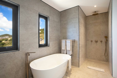En-Suite Master Bath (Bathroom 4)