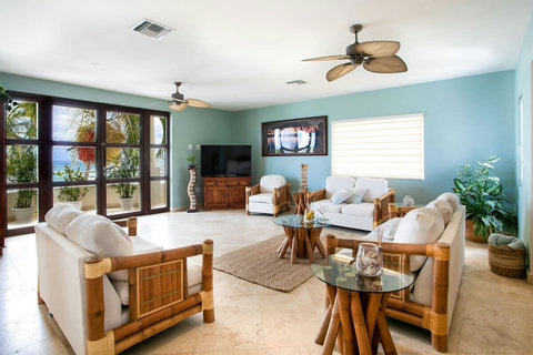 Rooms: Living room