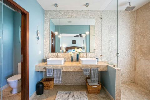 Rooms: Bathroom