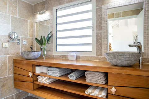 Bathroom 1 (Ensuite Bedroom 1)