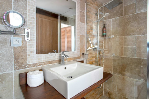 Bathroom 3 (Ensuite Bedroom 3)