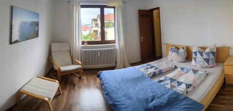 Schlafzimmer mit begehbarem Kleiderschrank 