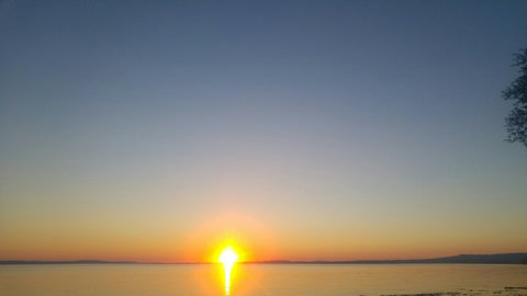 Sommerlicher Sonnenuntergang bei uns am See 