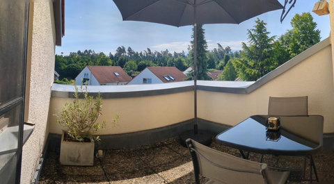 unsere kleine Südost-Terrasse für ein gemütliches Frühstück oder das Glas Wein am Abend.
