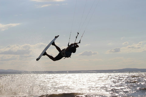 Sportlich aktiv beim Kitesurfen 