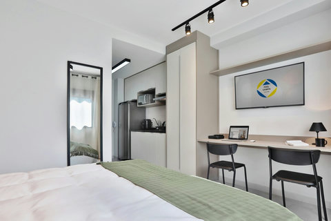 Modern and cozy room in a São Paulo flat, ideal for temporary or corporate stays. This São Paulo studio is located in a prime area, with contemporary decor, natural lighting, and the perfect environment for relaxing or working.