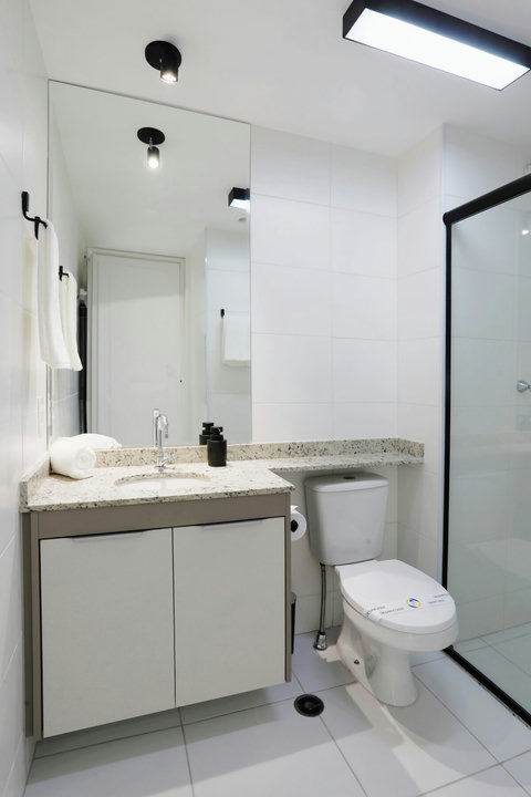Designed for corporate travelers, it offers well-distributed spaces, modern decor, and excellent connectivity.