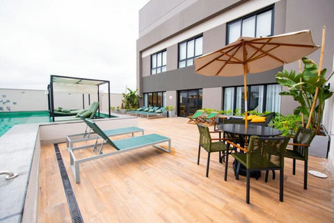 Located in one of the most sought-after areas of the city, the space is ideal for those seeking a complete temporary living experience, whether for leisure or work.