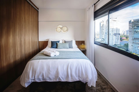 Explore these studios in Vila Olímpia, São Paulo, with Feel Sampa. Perfect for traveling professionals, digital nomads, and couples, these spaces offer comfort and a strategic location for living and working in São Paulo.