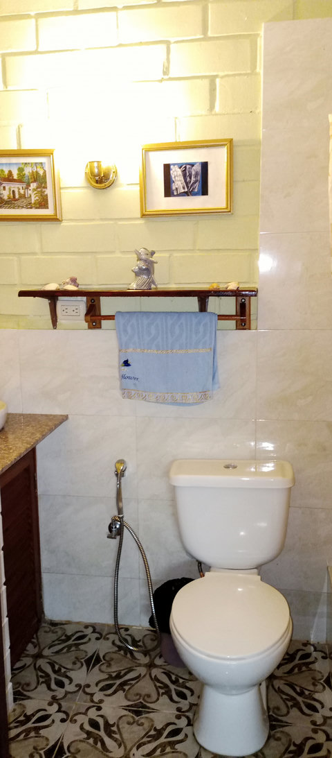 cabin bathroom for 2 to 5