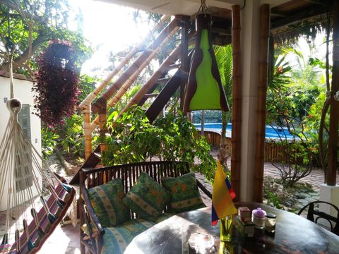 Guest Kitchen overlooking the pool/Garden