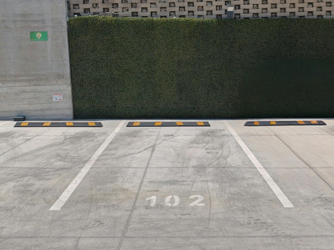 Tu cajón de estacionamiento privado y exclusivo dentro de la torre. Contamos con vigilancia presencial 24/7 y control de acceso estricto, garantizando seguridad total para tu vehículo durante toda tu estancia. ¡Sin costo adicional!