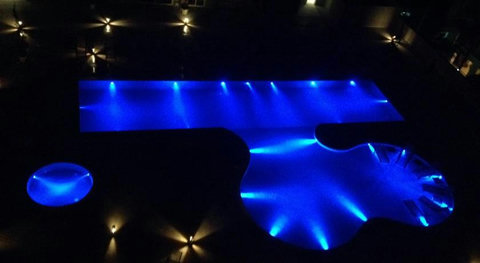 Vista da janela das piscinas a noite.