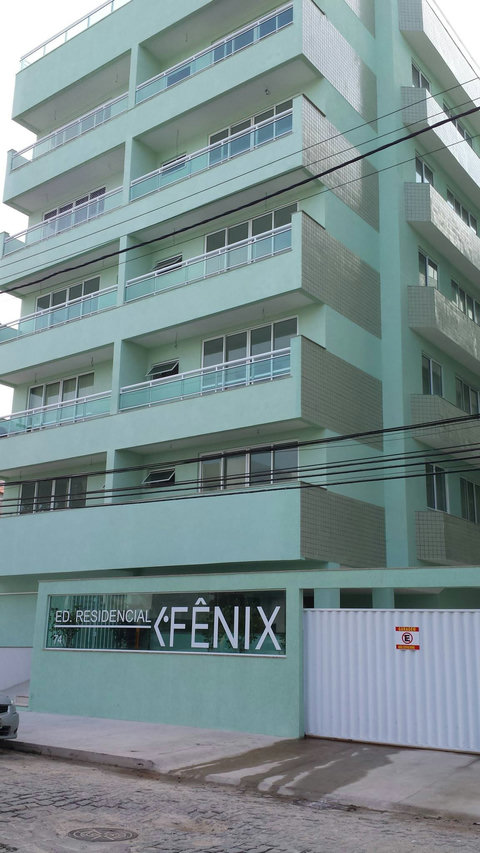 Prédio com elevador, vaga de garagem, porteiro eletrônico e rampa de acesso para deficientes.