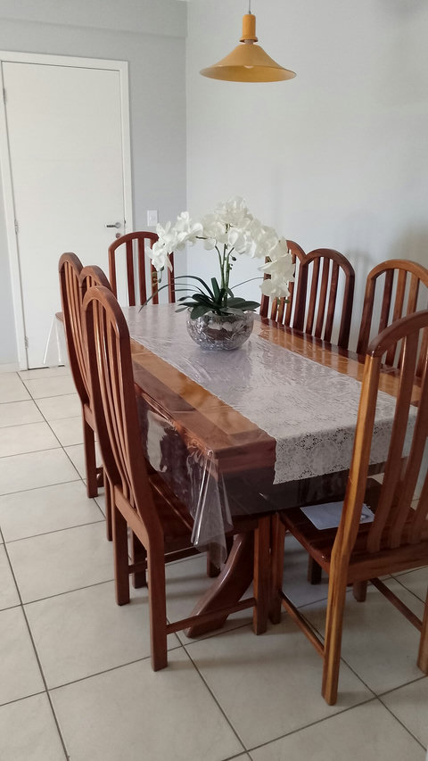 Sala de jantar com 8 lgares e integrada a sala de estar.