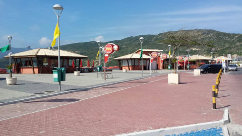 Calçadão amplo, com estacionamento, via de ciclismo, tudo pensado para oferecer a máxima segurança e tranquilidade para você e sua família.