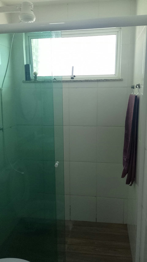 Box da suíte, com vidro temperado, janela de ventilação e porta toalha e chuveiro quente.