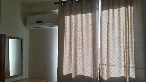 Cama beliche + 2 colchoes de solteiros, ar condcionado split, cômoda com seis gavetas, cortina com blackot espelho, e smart tv LG 43 polegadas.