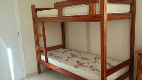 Cama beliche + 2 colchoes de solteiros, ar condcionado split, cômoda com seis gavetas, espelho, e smart tv LG 43 polegadas.
