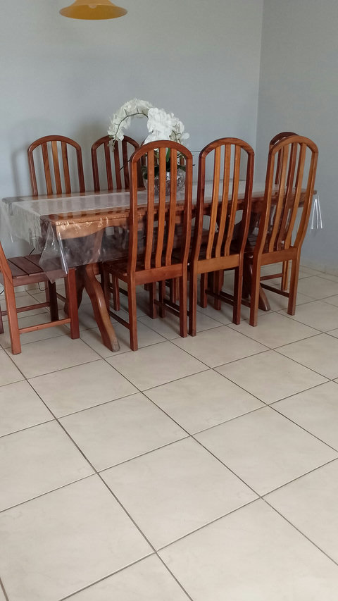 Sala de jantar com 8 lgares e integrada a sala de estar.