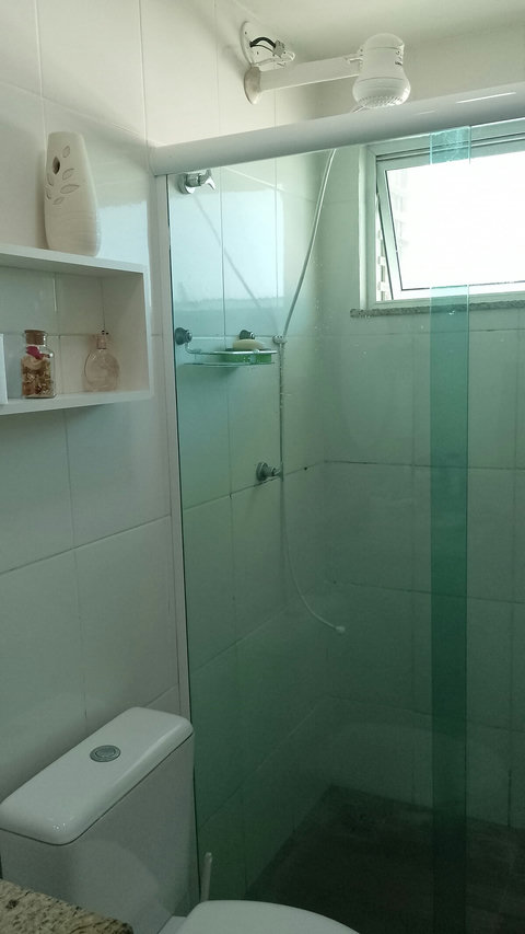 Box da suíte, com vidro temperado, janela de ventilação, porta toalha e chuveiro quente.