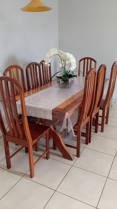 Sala de jantar com 8 lgares e integrada a sala de estar.