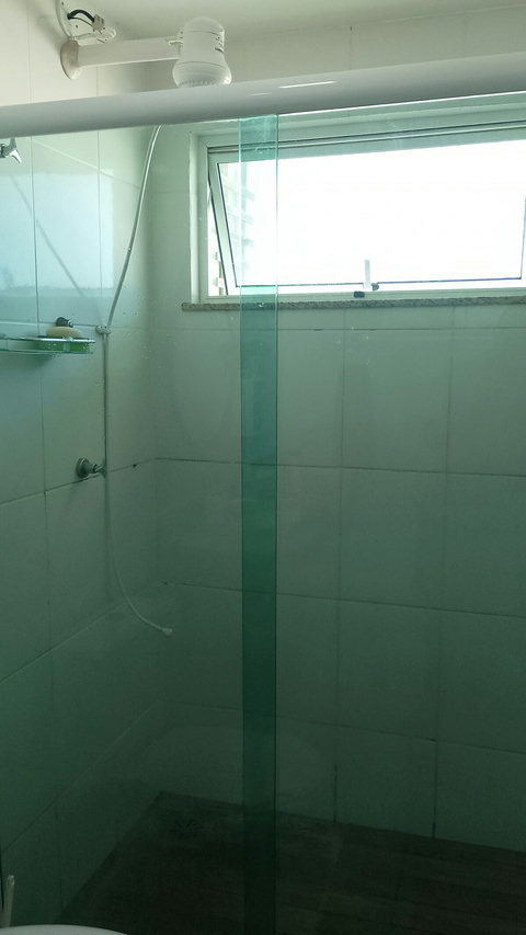 Box da suíte, com vidro temperado, janela de ventilação, porta toalha e chuveiro quente.