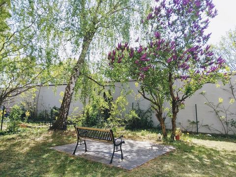 Communal garden located at the rear of the bulding. The apartment does't join on to it directly, but you can access it through the main entrance. Feel free to use it. 