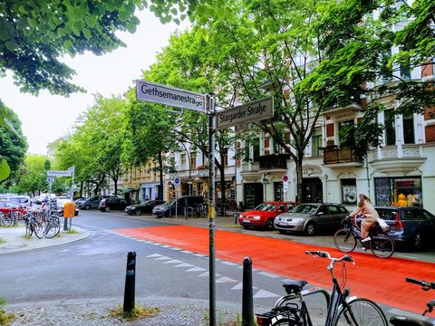 Only 5 minutes from the apartment is tree lined Stargarder Straße with its many restaurants