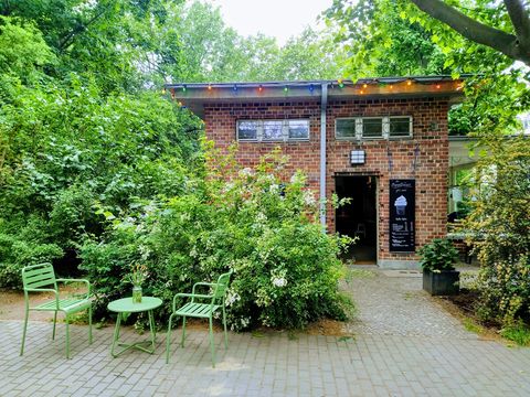 Café in the park at Humannplatz