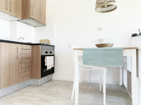 Kitchen: Sideview to dining table.